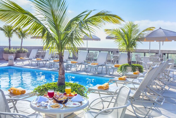 Piscine extérieure, parasols de plage, chaises longues