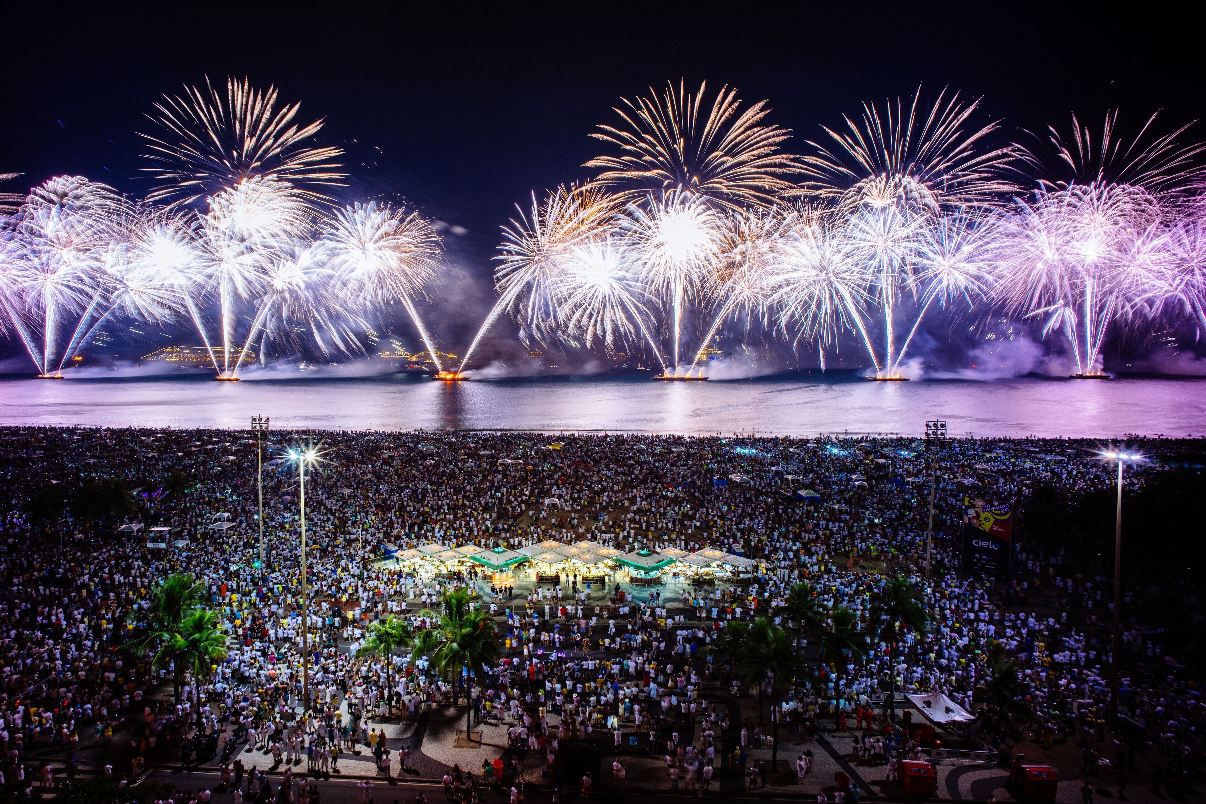 Grande evento ao ar livre com público e espetáculo de fogos de artifício.