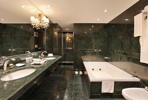 Suíte Executiva | Baño | Ducha, artículos de higiene personal gratuitos, secador de pelo y bidé