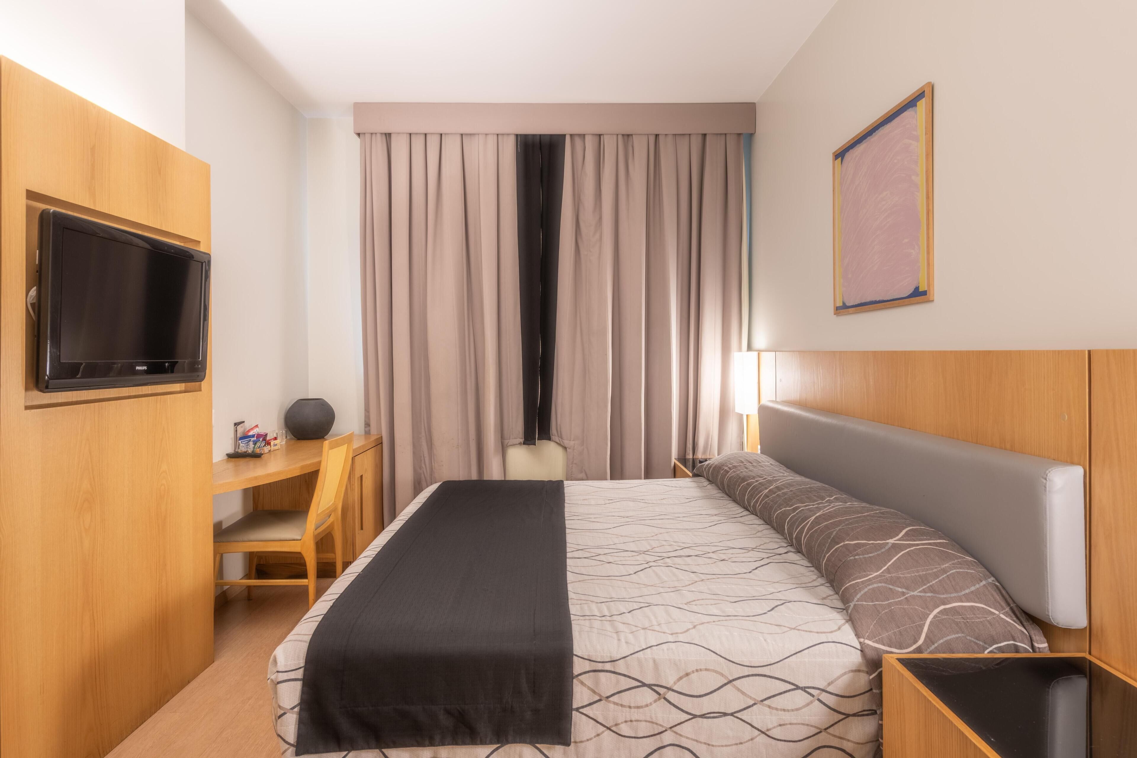 Safe på rommet, skrivebord, blendingsgardiner og barnesenger (inkludert)