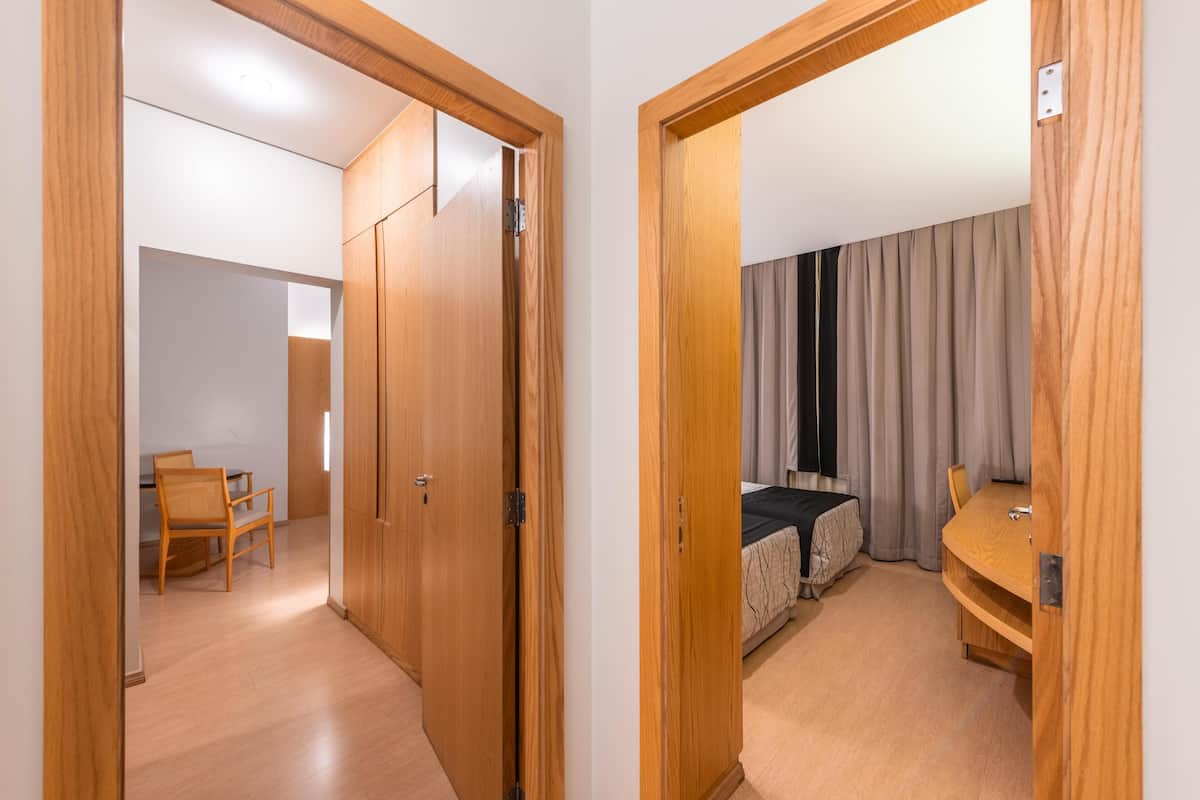 Safe på rommet, skrivebord, blendingsgardiner og barnesenger (inkludert)