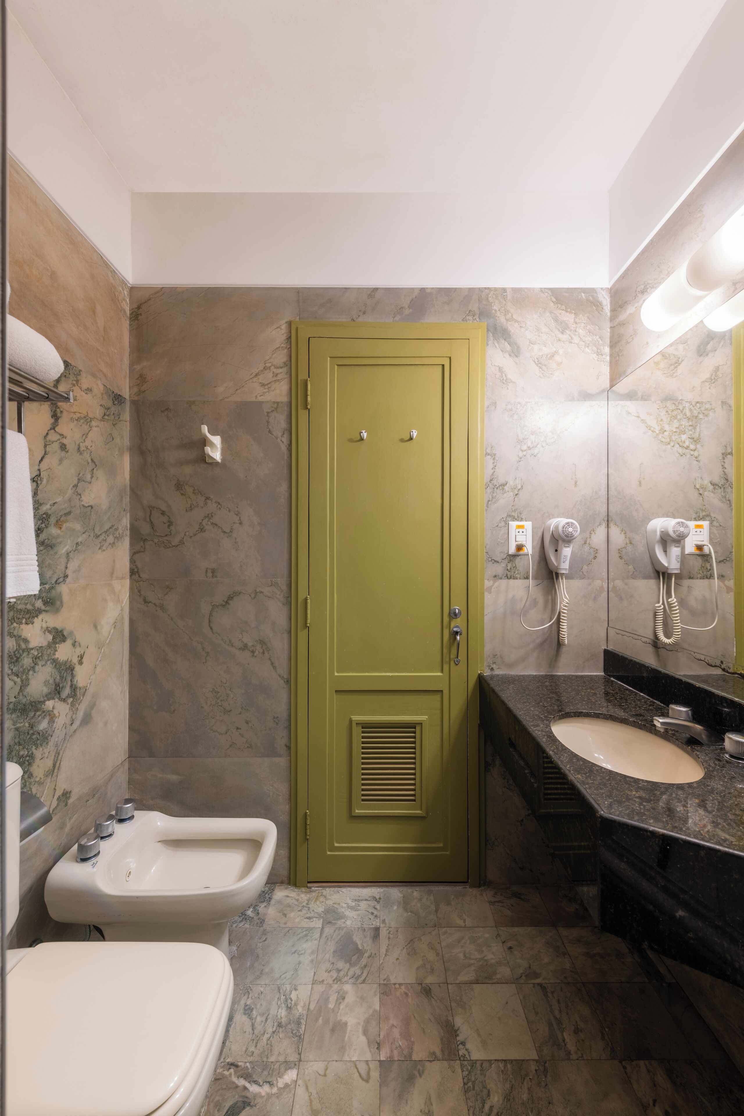 combined shower/bathtub, hair dryer, towels