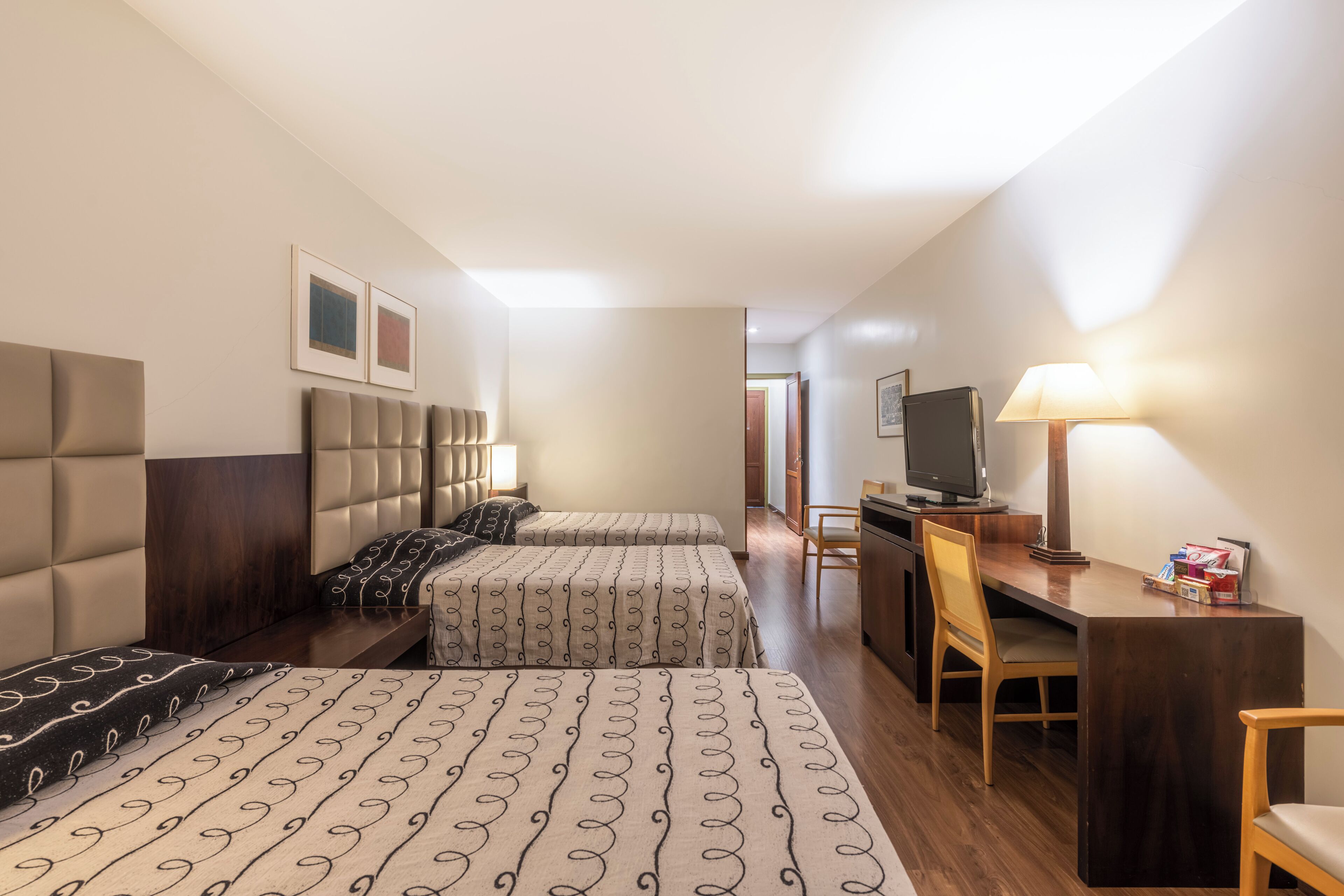 suite junior triplo | 1 bedroom, in-room safe, desk, blackout curtains