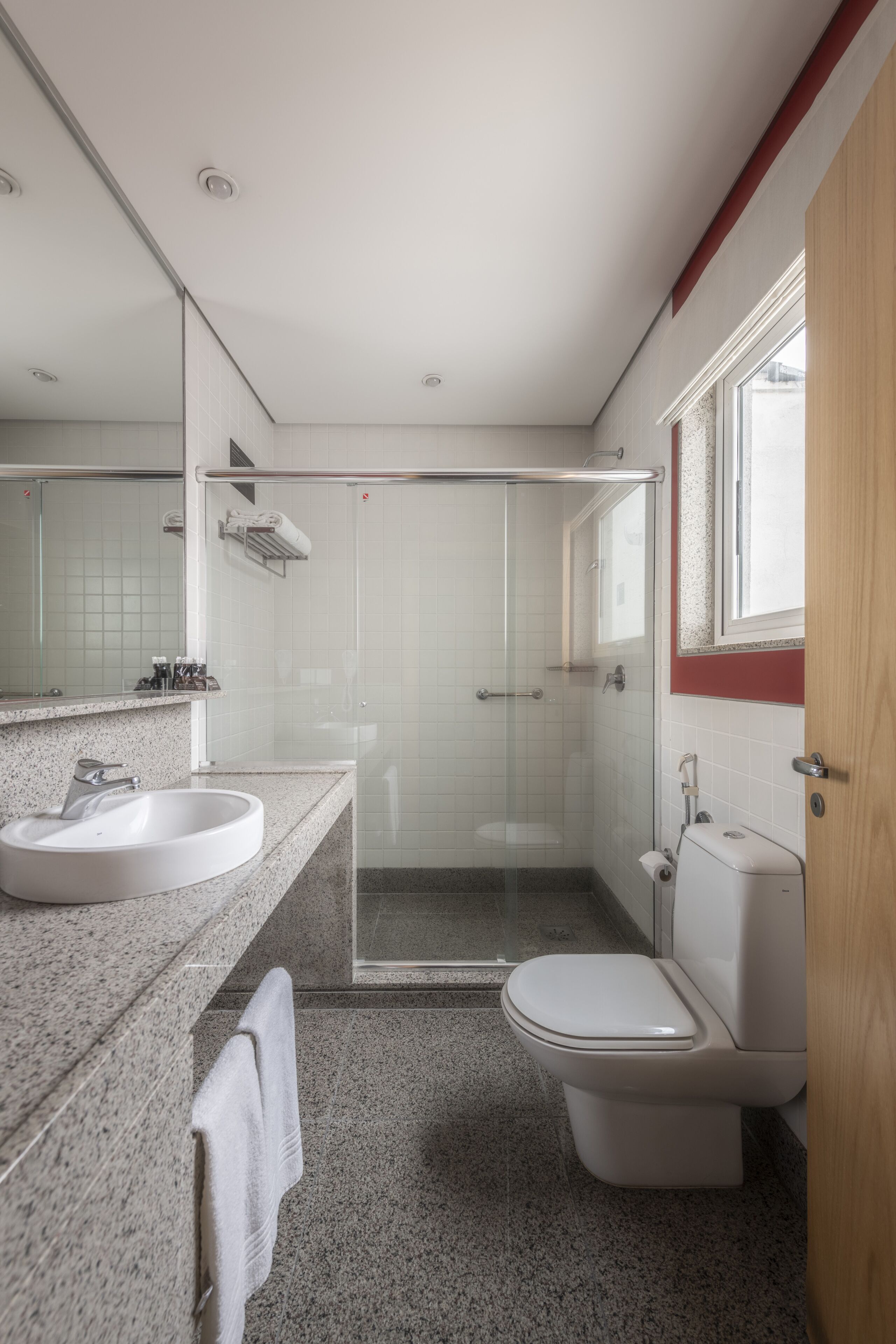 suite master | bathroom | combined shower/bathtub, hair dryer, towels