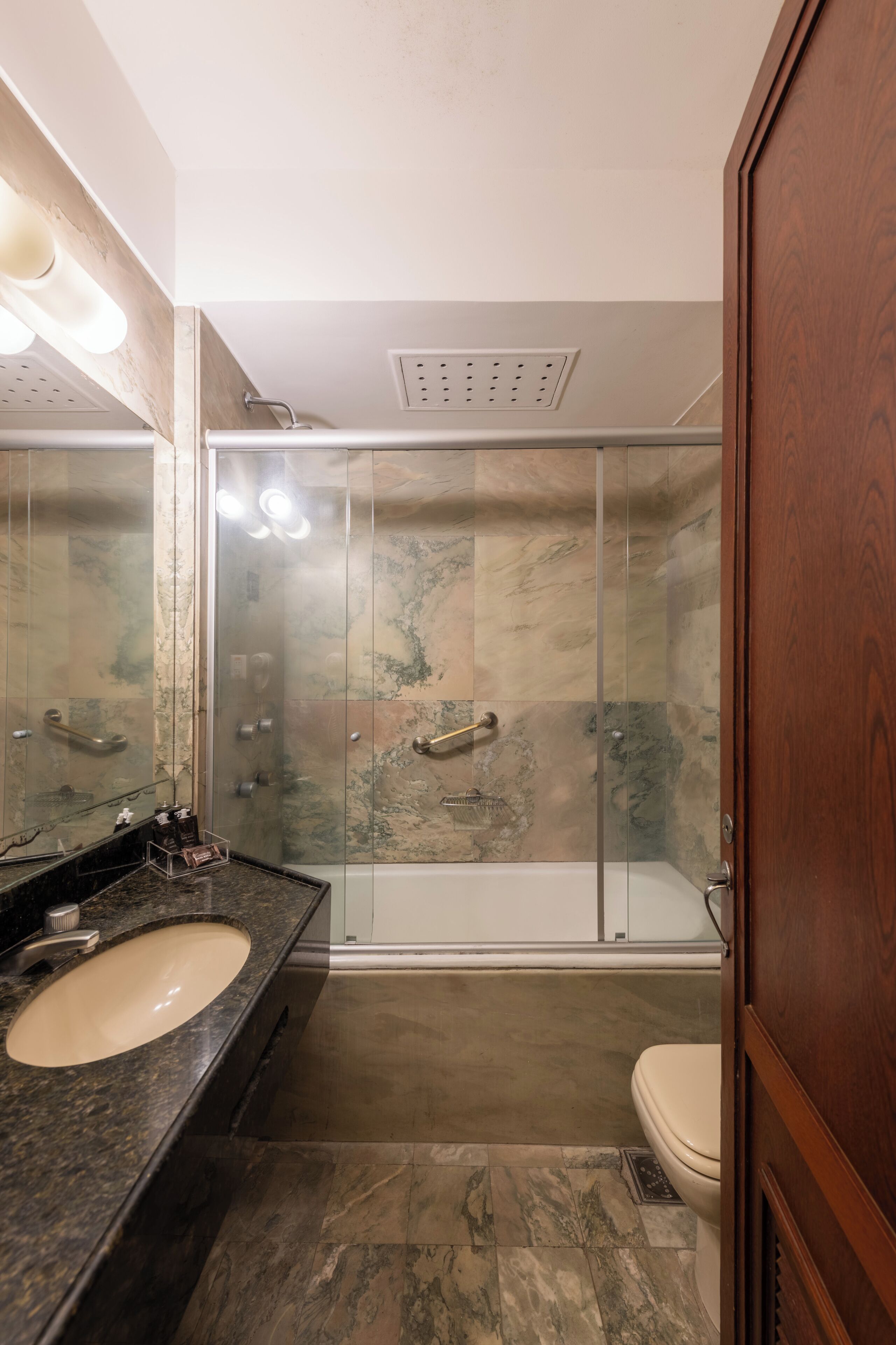 combined shower/bathtub, hair dryer, towels