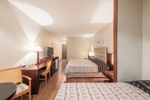 Suite Junior King Casal | Cofres nos quartos, escrivaninha, cortinas blackout, berços grátis
