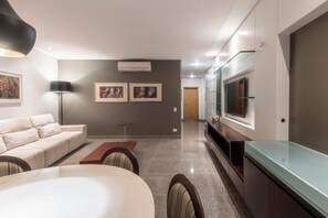 Suite Master | In-room safe, desk, blackout drapes, free cribs/infant beds - DELPLAZA Excelsior São Paulo - By Monreale  (São Paulo)
