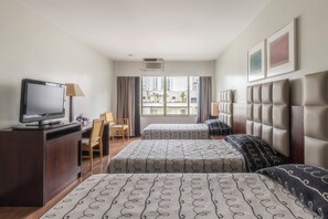 Suite Junior Triplo | Safe på rommet, skrivebord, blendingsgardiner og barnesenger (inkludert)