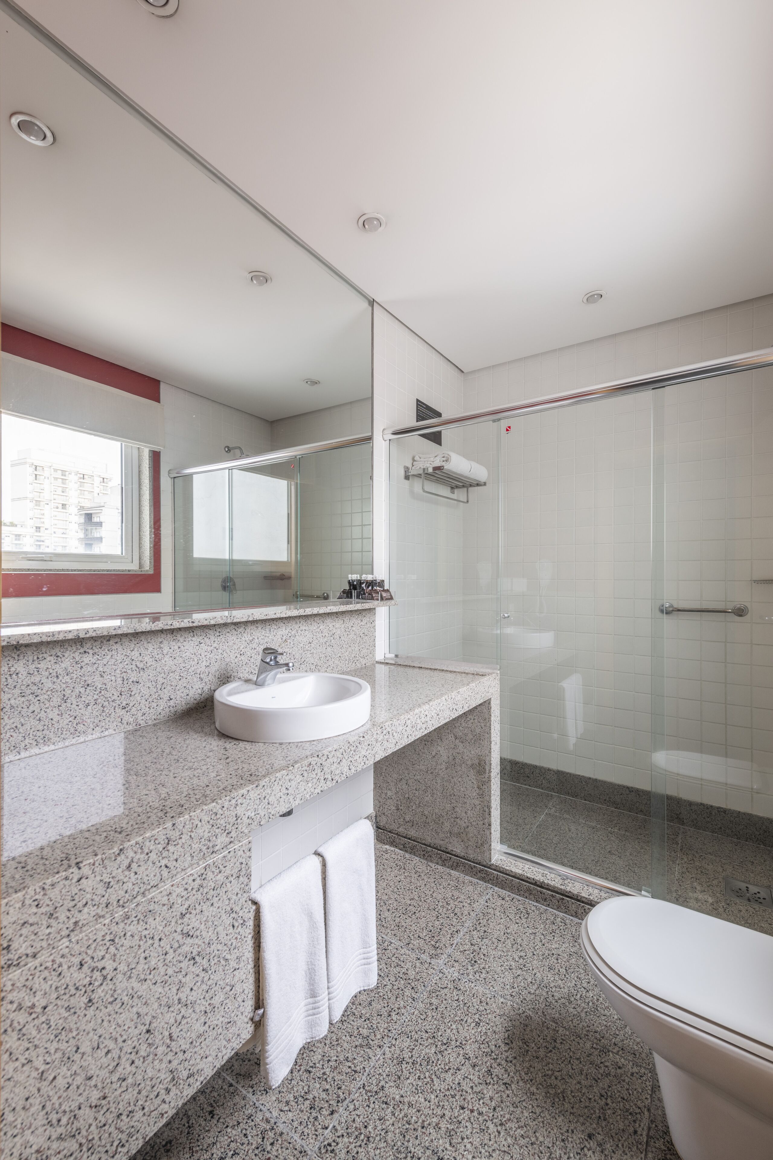 suite master | bathroom | combined shower/bathtub, hair dryer, towels