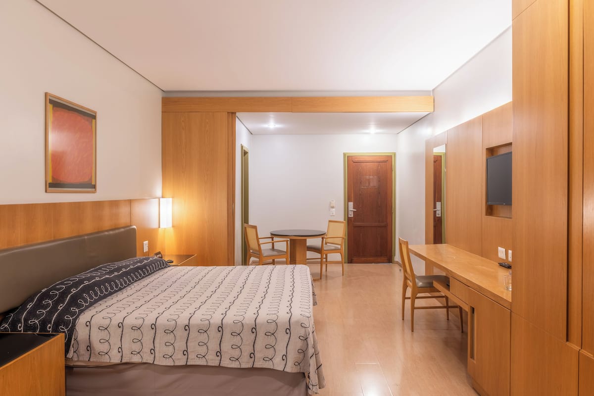 Luxo King Casal + Cama Extra | 객실 내 금고, 책상, 암막 커튼, 무료 유아용 침대
