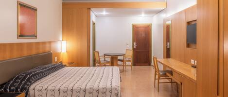 Habitació | Caixa forta a l'habitació, escriptori i cortines opaques