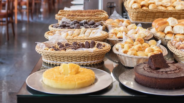 Un bufé con diversos productos horneados y pastelería.