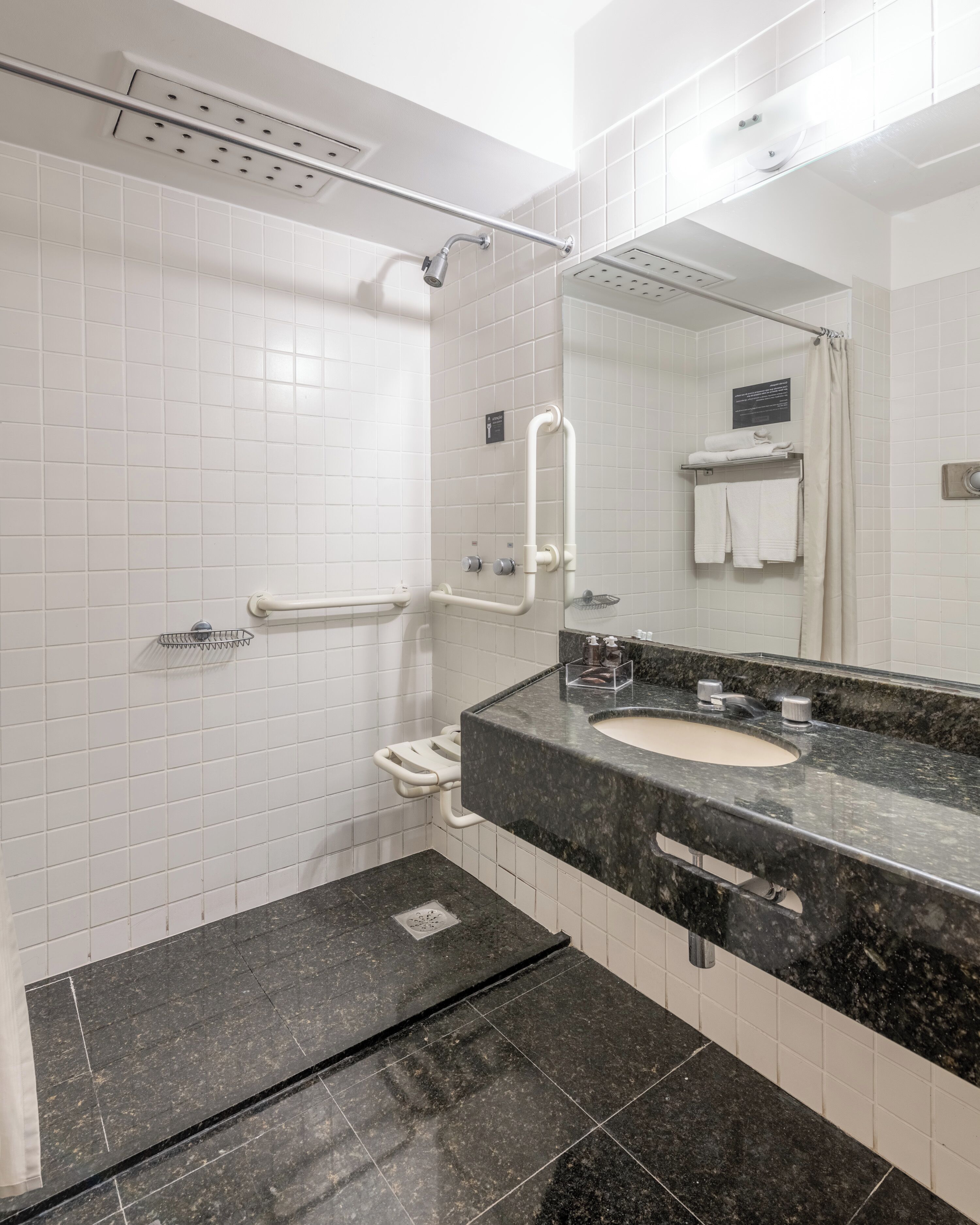 luxo triplo pne | bathroom | combined shower/bathtub, hair dryer, towels