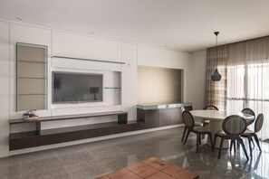 Suite Master | Área de estar | Smart TV 32 polegadas com canais a cabo