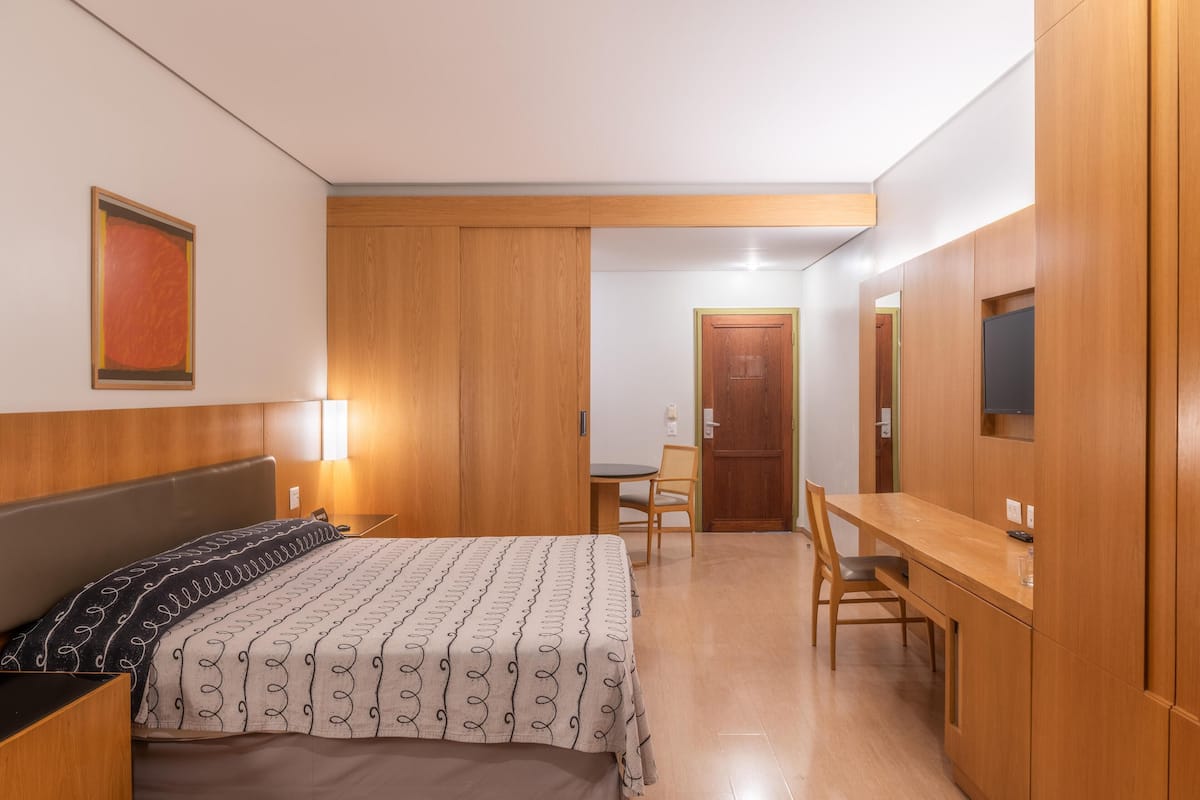 Cofres nos quartos, escrivaninha, cortinas blackout, berços grátis