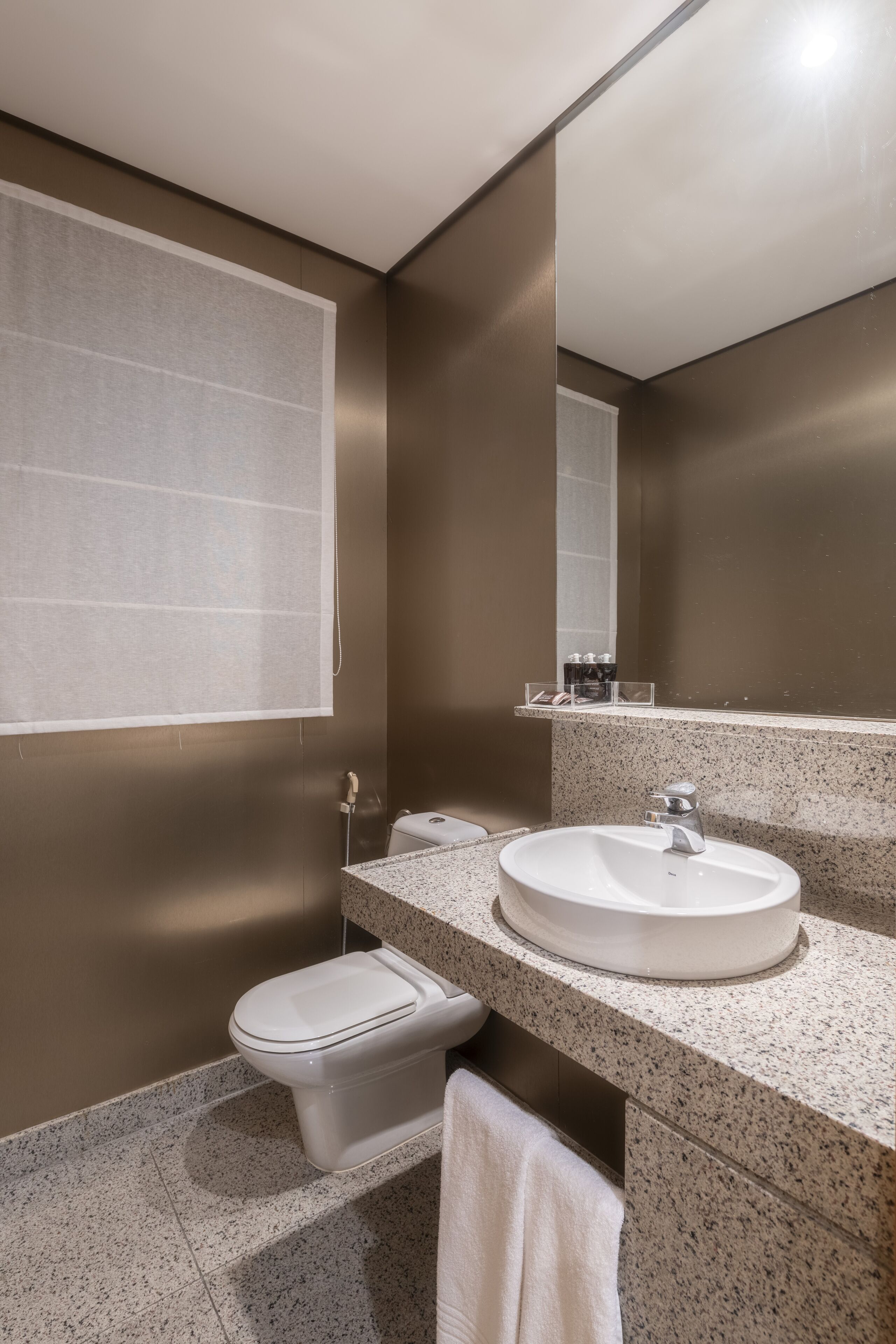 suite master | bathroom | combined shower/bathtub, hair dryer, towels