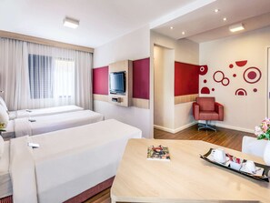 Habitación estándar, 3 camas individuales | Ropa de cama de alta calidad, minibar, caja fuerte y escritorio