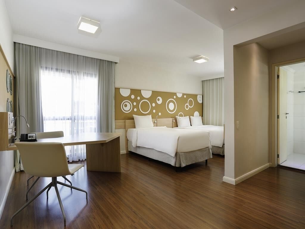 Standaard appartement, Meerdere bedden | Luxe beddengoed, een minibar, een kluis op de kamer, een bureau