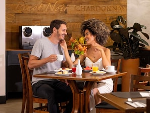 Café da manhã com buffet todos os dias mediante uma taxa