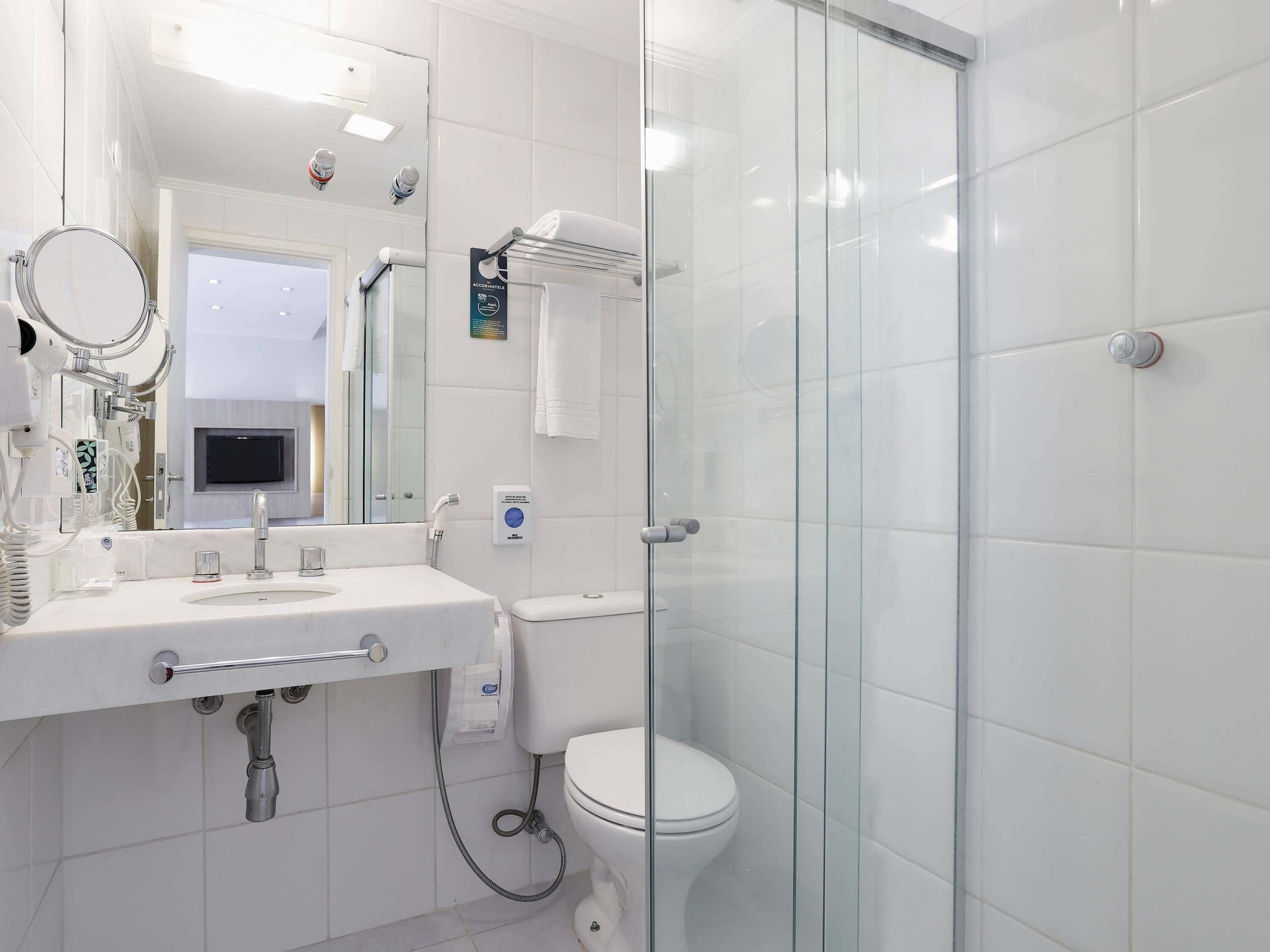 Ropa de cama de alta calidad y minibar 