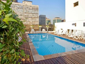 Outdoor pool, pool umbrellas, pool loungers - Mercure Sao Paulo Alamedas (São Paulo)