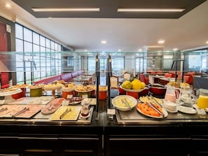Petit déjeuner buffet (54 BRL par personne)