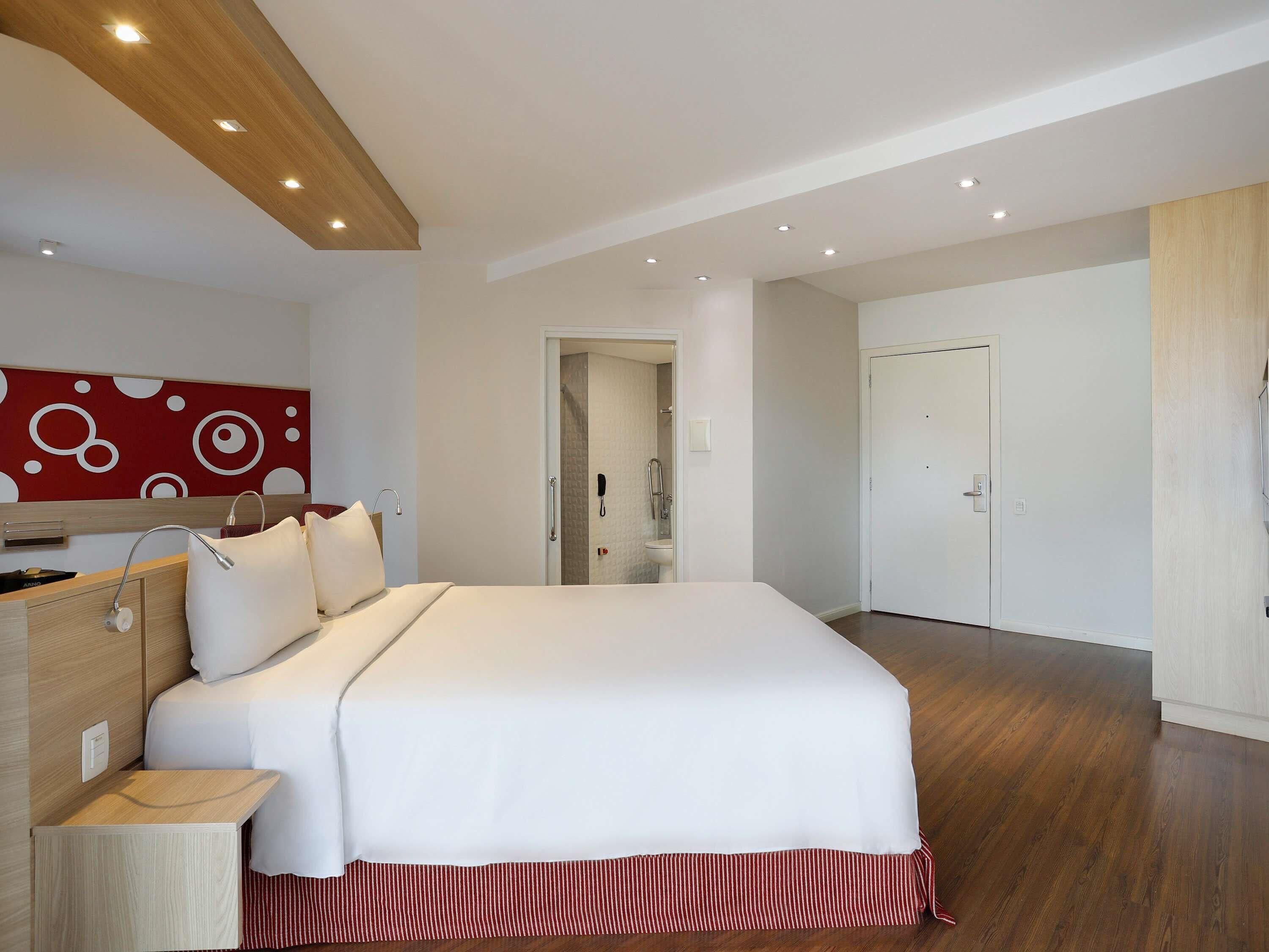 Ropa de cama de alta calidad y minibar 