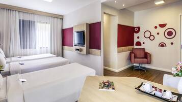 Habitación estándar, 3 camas individuales | Ropa de cama de alta calidad, minibar, caja fuerte y escritorio