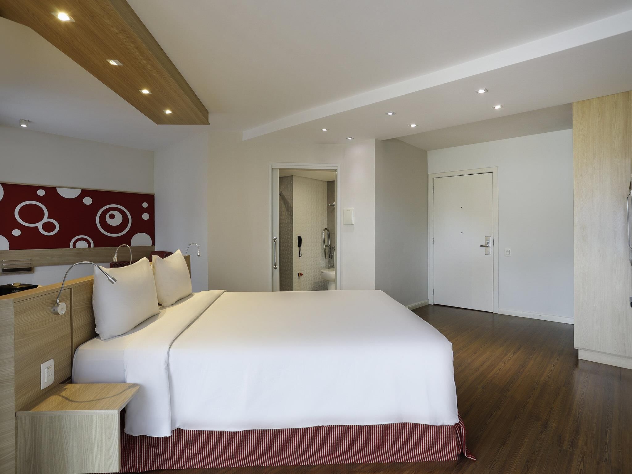 Luxe beddengoed, een minibar, een kluis op de kamer, een bureau