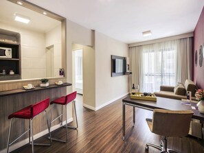 Ropa de cama de alta calidad y minibar 