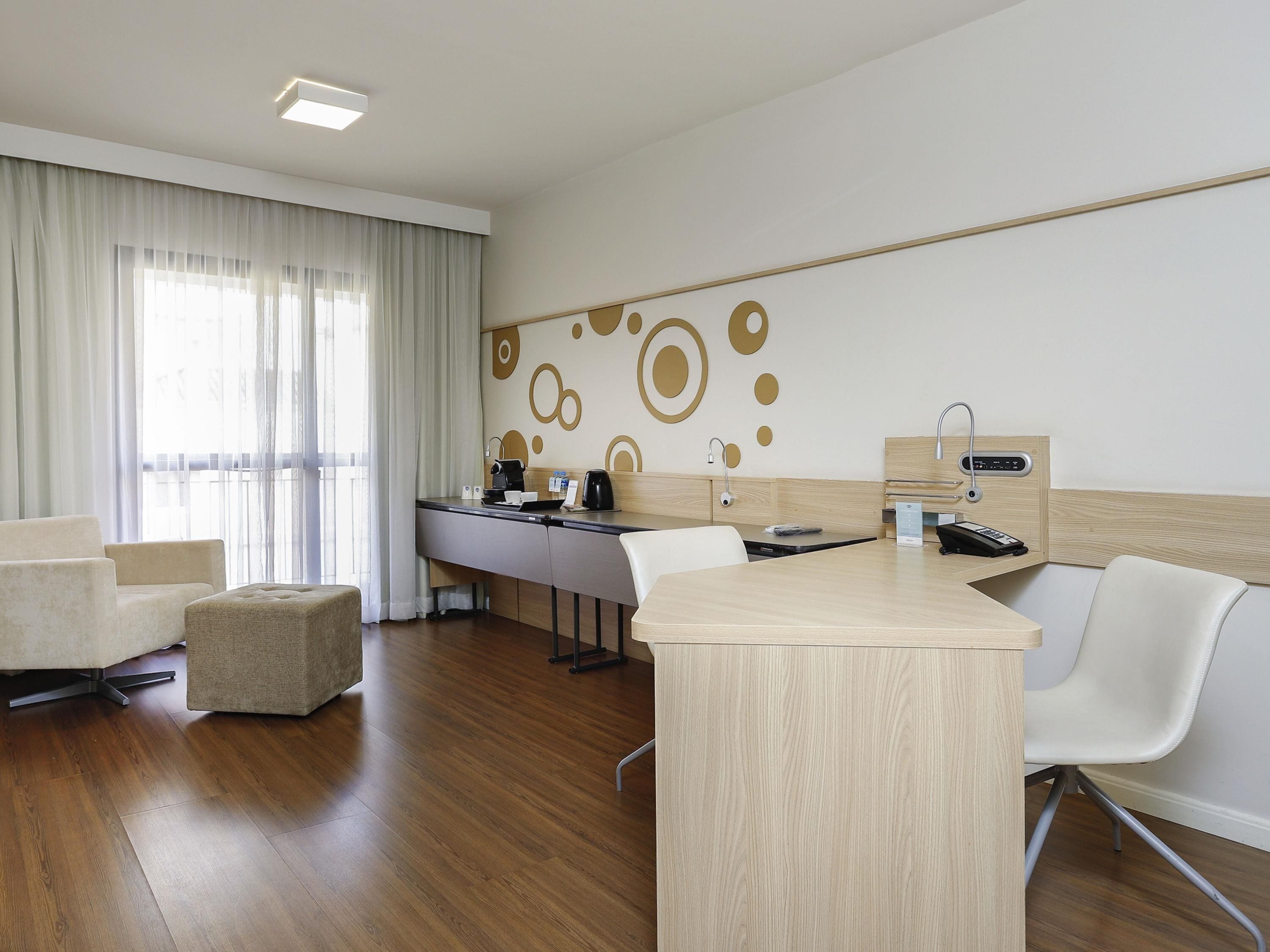 高級寝具、ミニバー、セーフティボックス (室内)、デスク