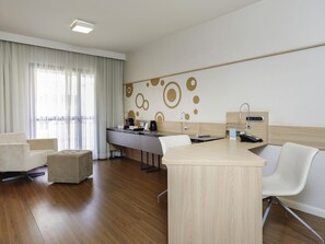 高級寢具、迷你吧、客房內保險箱、書桌