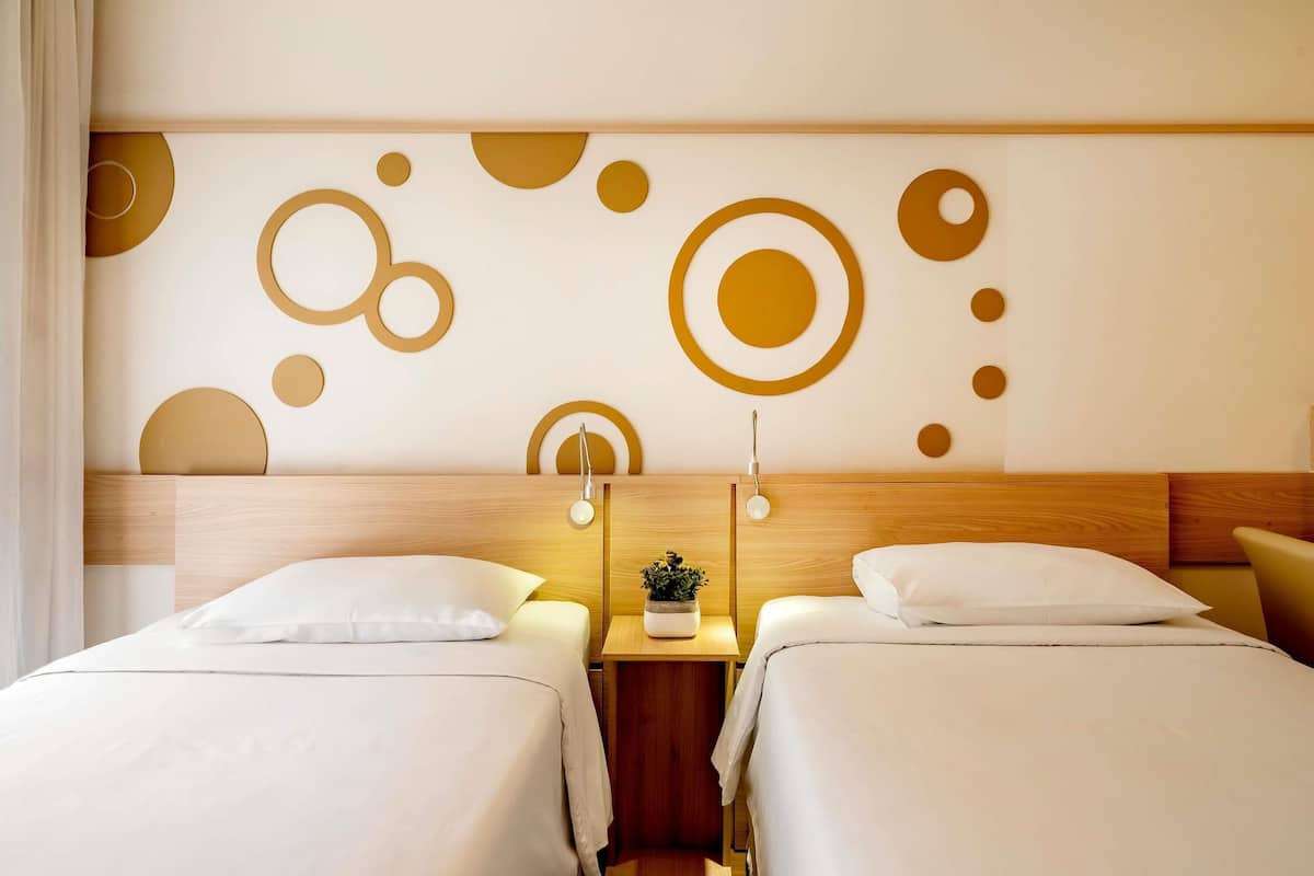 Apartamento standard, 2 camas de solteiro | Roupas de cama premium, frigobar, cofres nos quartos, escrivaninha