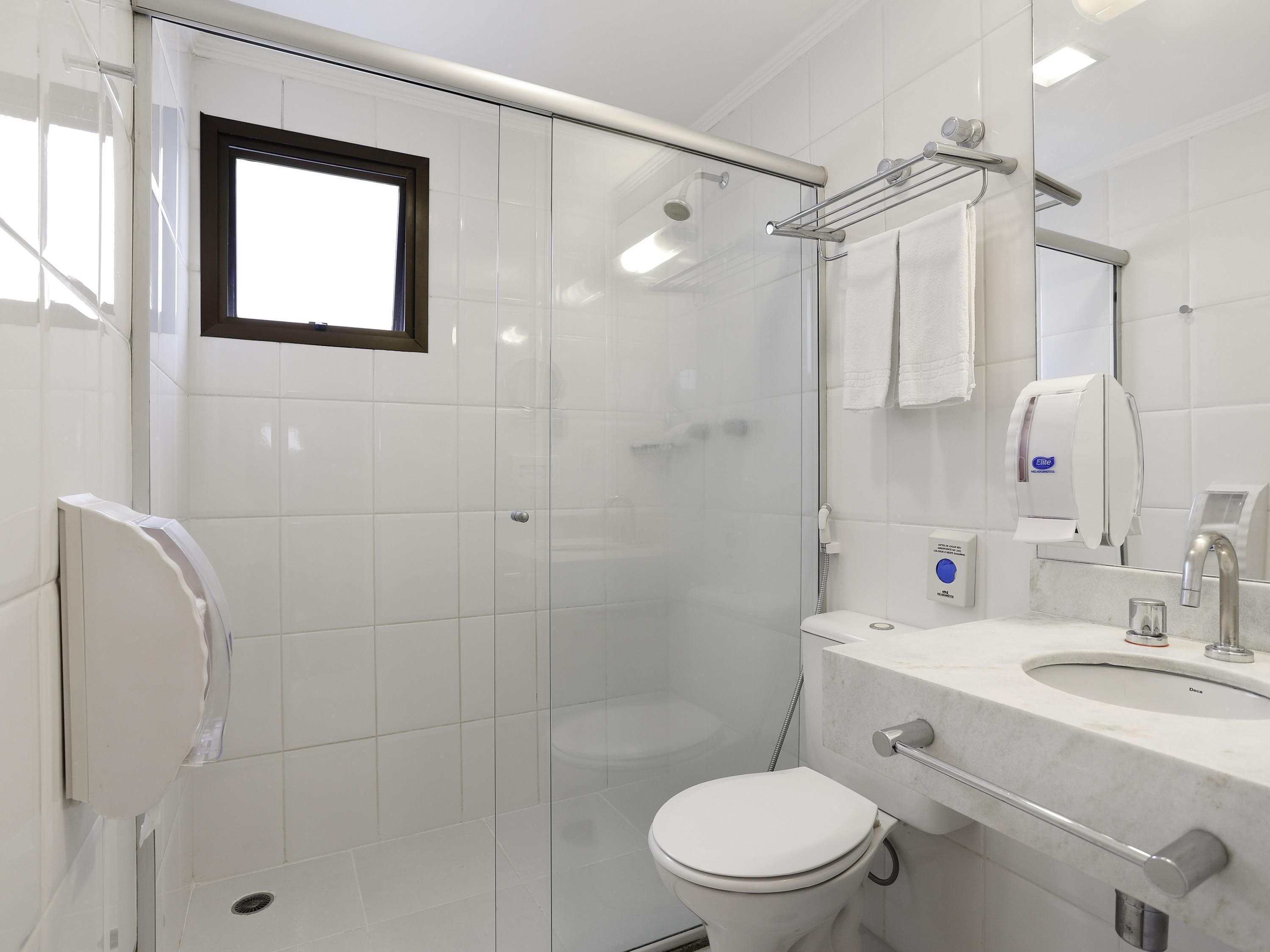 Luxe beddengoed, een minibar, een kluis op de kamer, een bureau
