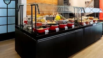 Se sirven comidas; con mesas al aire libre