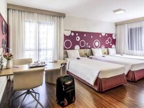 Standardzimmer, 3 Einzelbetten | Hochwertige Bettwaren, Minibar, Zimmersafe, Schreibtisch