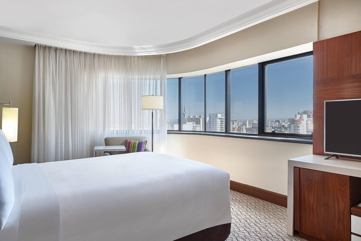 Premium bedding, down comforters, minibar, in-room safe