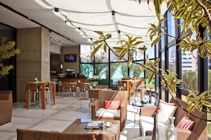 供应早餐、午餐和晚餐