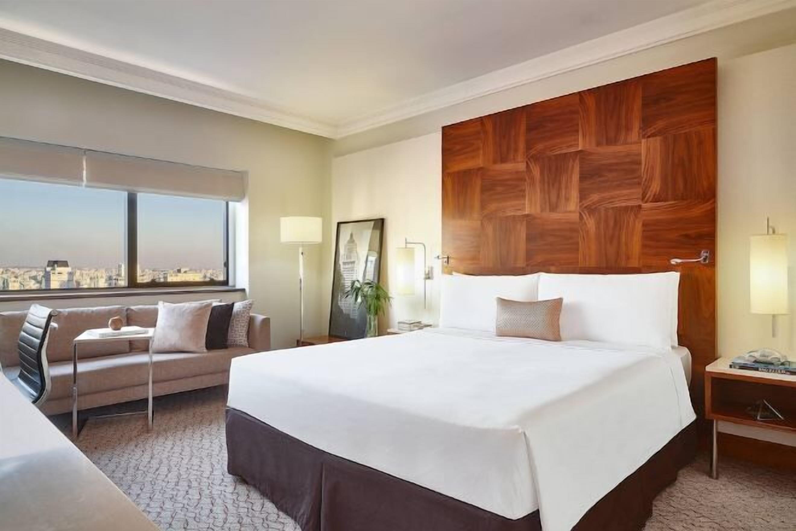 Seprai premium, selimut bulu angsa, minibar, dan brankas