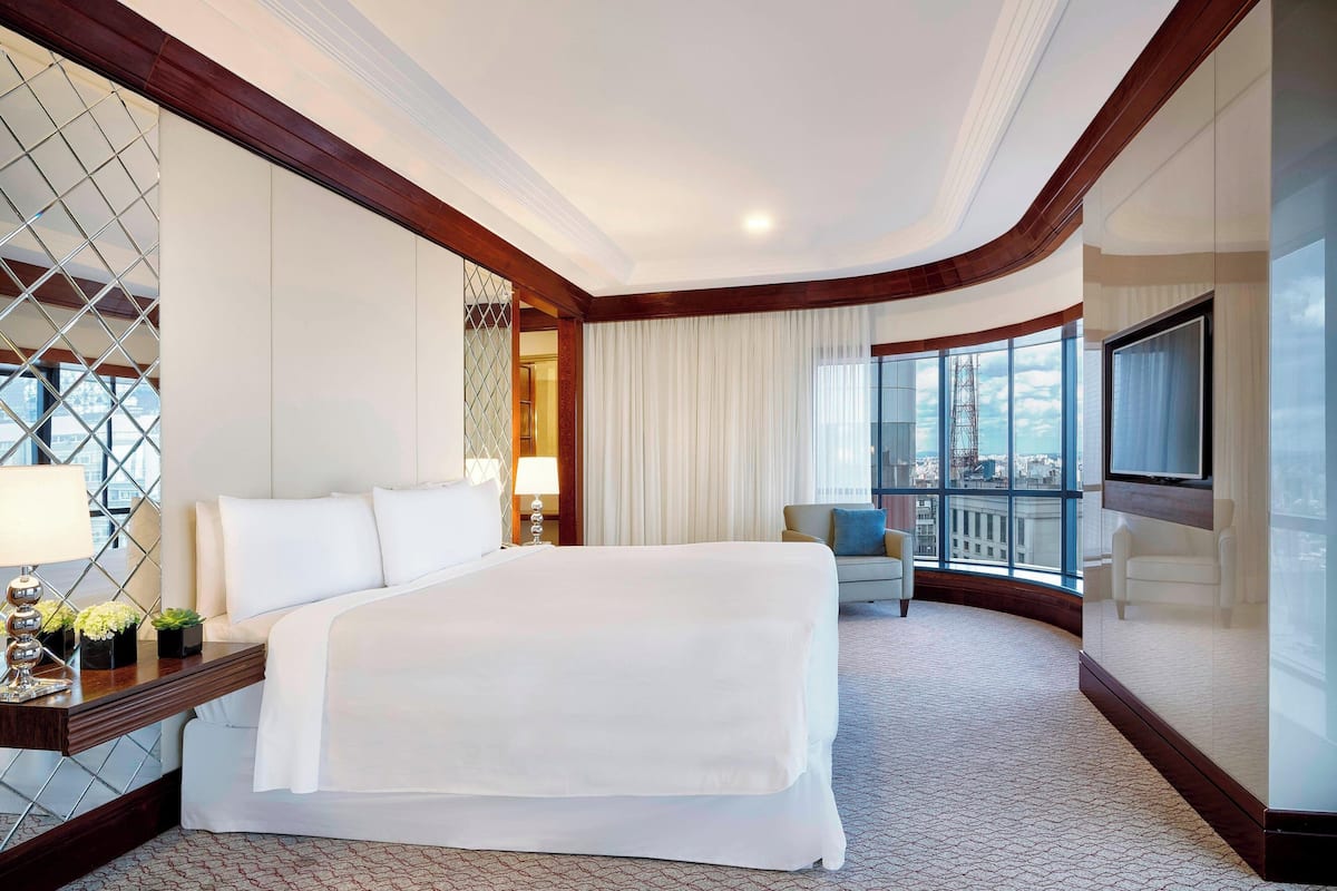 premium bedding, down duvets, minibar, in-room safe