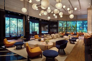 Serviert Mittagessen, Abendessen und Happy Hour