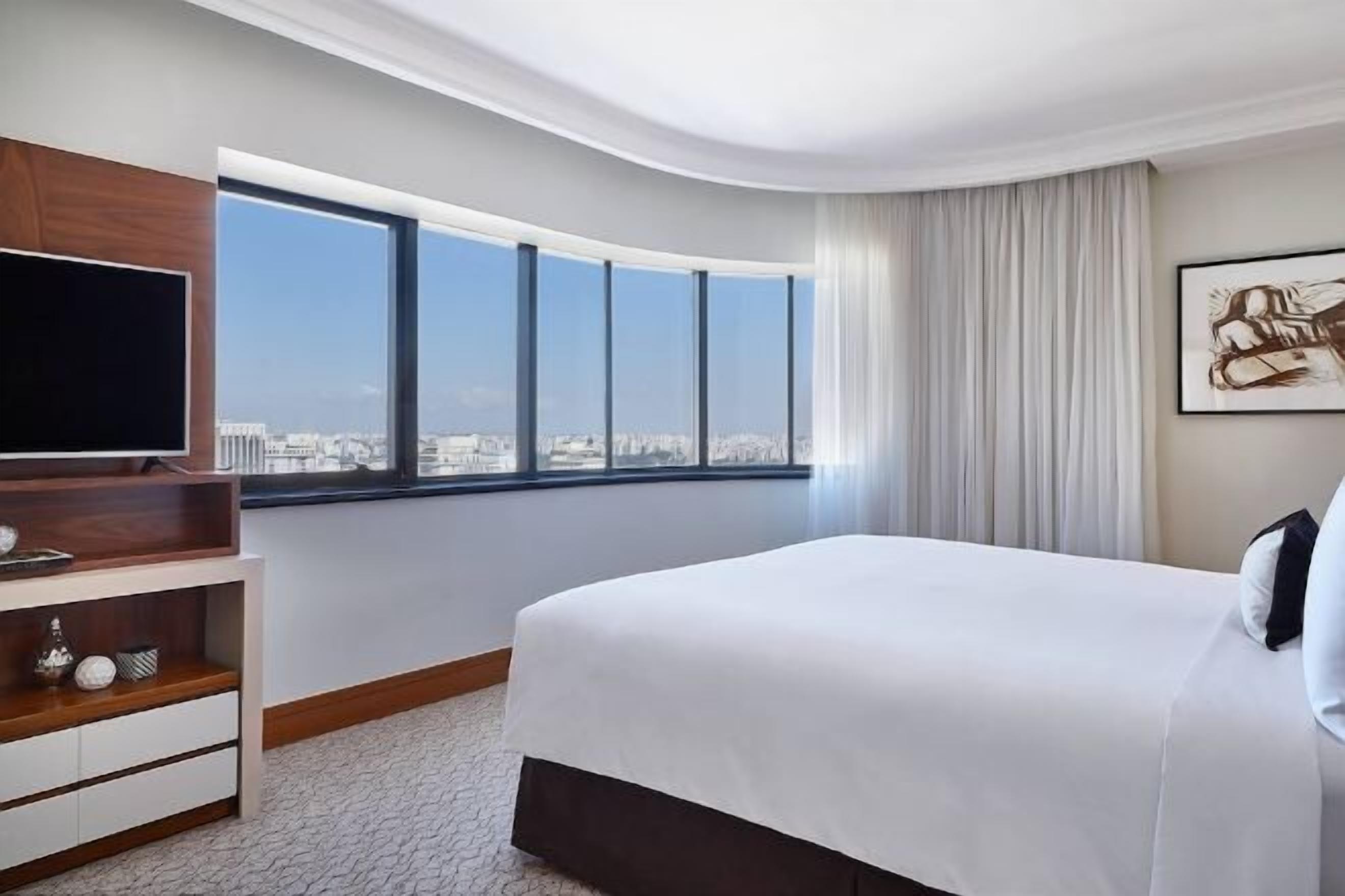 Seprai premium, selimut bulu angsa, minibar, dan brankas