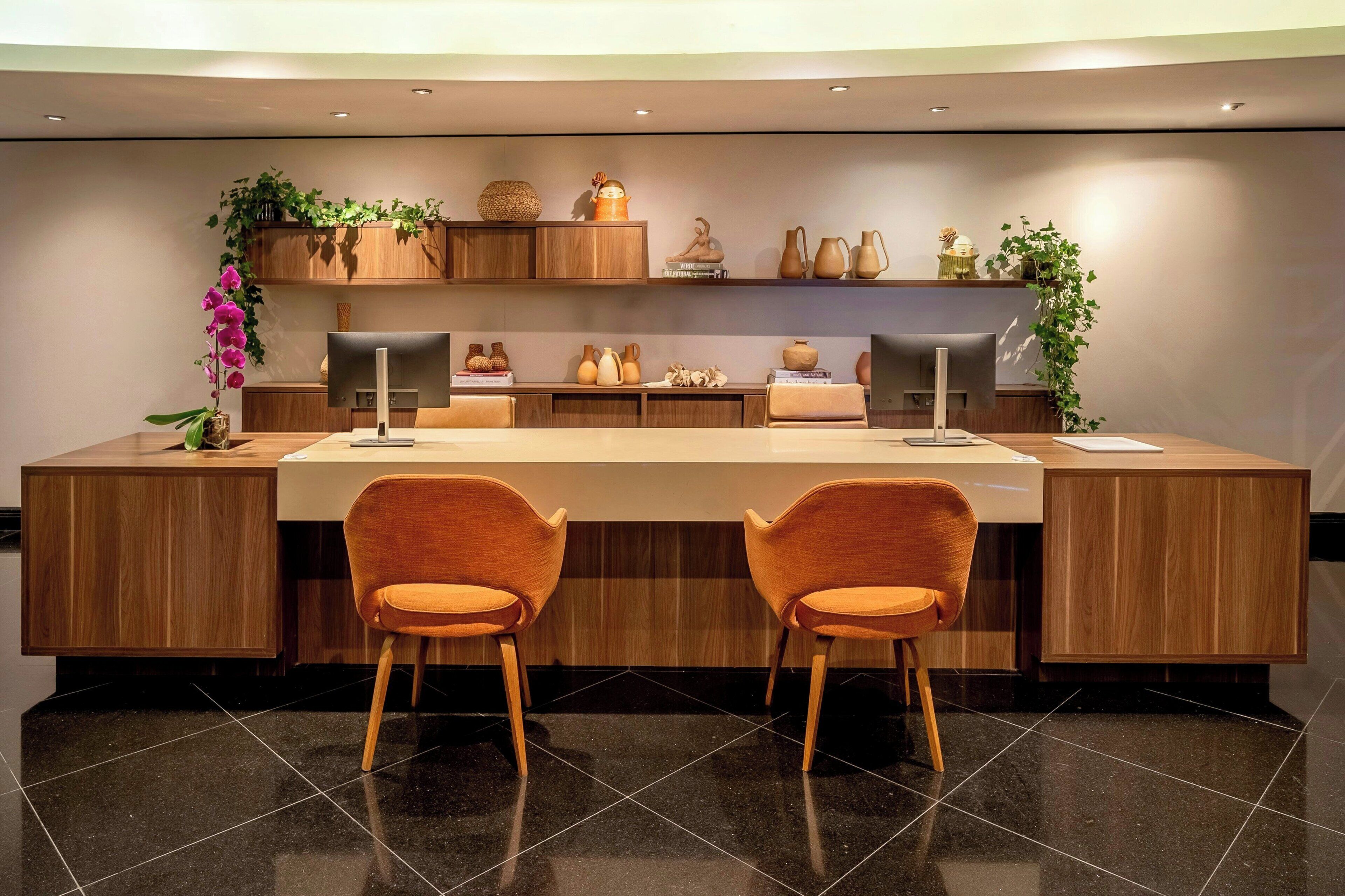 serves lunch, dinner and happy hour