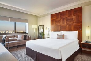 Habitación, 1 cama King size | Ropa de cama de alta calidad, edredón y minibar 