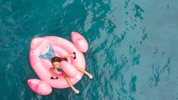 Piscina externa, funciona das 8h às 20h, guarda-sóis, espreguiçadeiras