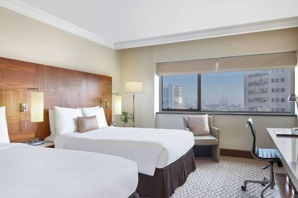 Sengetøy av topp kvalitet, dundyner, minibar og safe på rommet