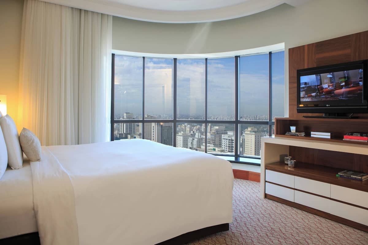 premium bedding, down duvets, minibar, in-room safe