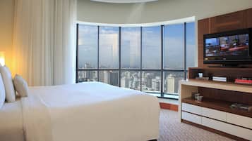 Sengetøy av topp kvalitet, dundyner, minibar og safe på rommet