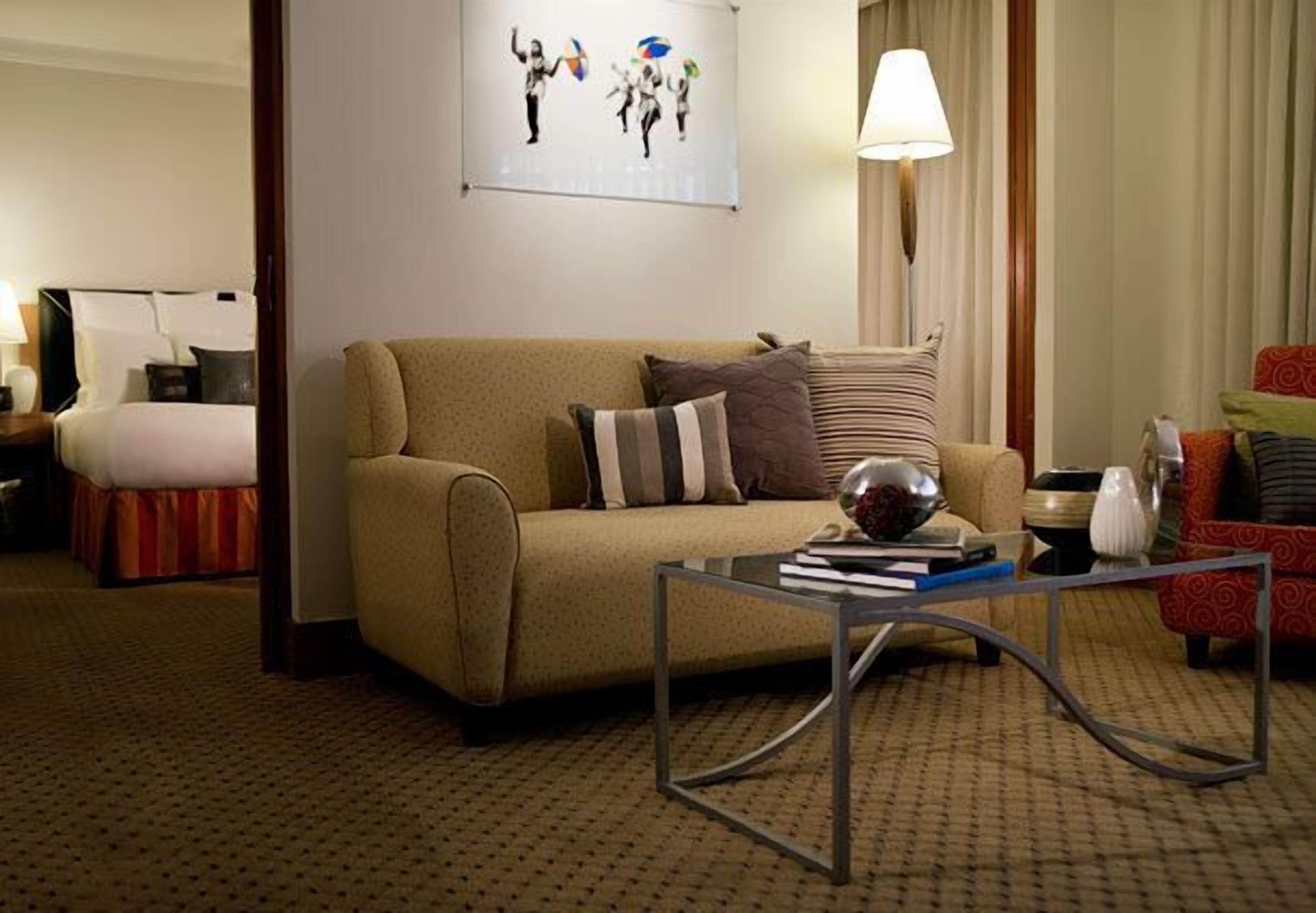 Seprai premium, selimut bulu angsa, minibar, dan brankas