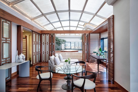 Ropa de cama de alta calidad, cubrecamas y minibar